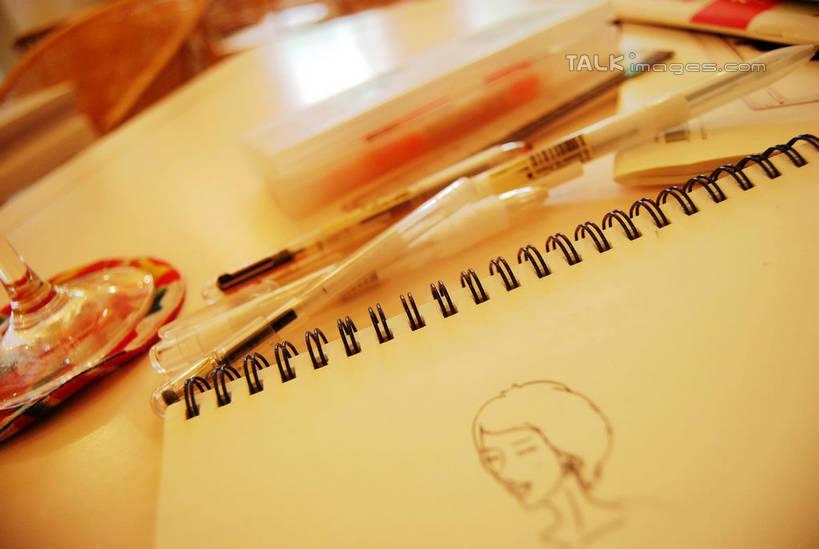 无人,横图,俯视,室内,特写,白天,绘画,桌子,静物,阴影,朦胧,模糊,艺术,反射,笔,影子,办公用品,古典,文化,书桌,素描本,文具,本子,画笔,课桌,学习用品,工艺品,品味,文具用品,美术,高雅,素描,美学,铅笔画,彩图,高角度拍摄,速写本,画画本,绘图本,手绘本,涂鸦本,shxw1