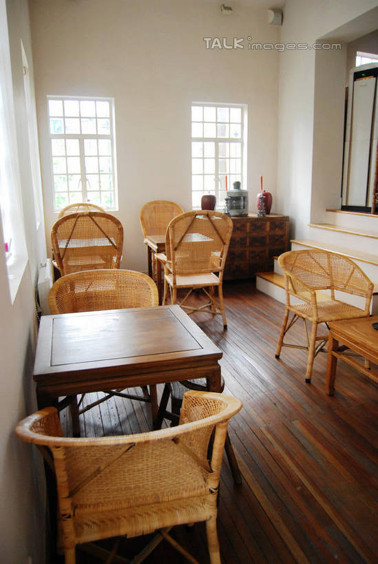 无人,交叉,竖图,俯视,室内,白天,窗户,地板,桌面,桌子,椅子,阴影,编织,反射,木制,影子,木桌,墙,藤椅,地面,木地板,玻璃窗,墙壁,墙面,木制品,交织,穿插,彩图,高角度拍摄,木桌子,shxw1