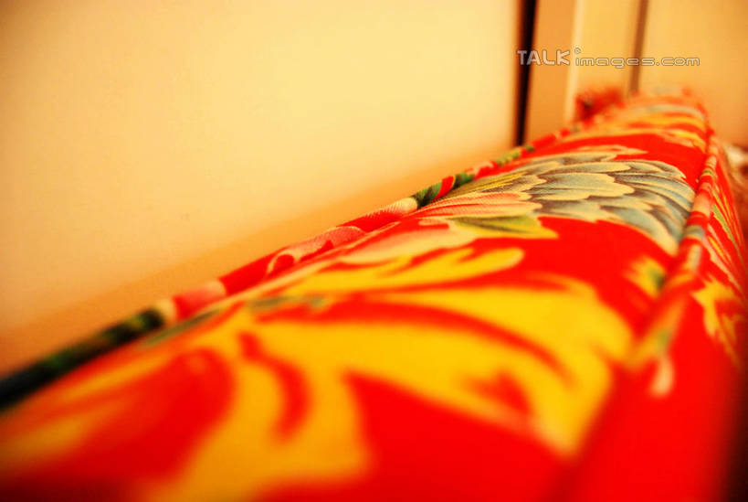 无人,横图,室内,特写,白天,正面,靠垫,沙发,静物,刺绣,朦胧,模糊,艺术,手工艺品,墙,靠枕,文化,墙壁,墙面,黄色,红色,工艺品,垫子,枕头,高雅,布艺沙发,自信心,品位,彩图,女红,针绣,针黹,黹,shxw1