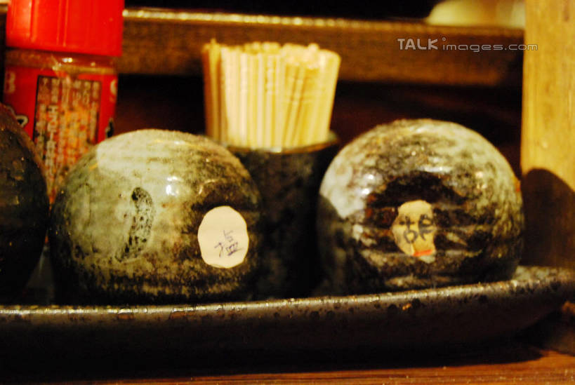 无人,餐厅,横图,室内,特写,白天,正面,餐桌,桌子,阴影,朦胧,模糊,光线,牙签,影子,陶瓷,灯光,调料,陶瓷制品,调味品,调味料,容器,碗,餐台,储藏,储存,剔牙棒,彩图,餐馆,饭店,饭馆,贮存,shxw1