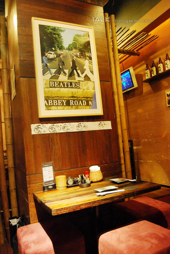 无人,餐厅,竖图,室内,白天,仰视,绘画,餐桌,生活用品,桌子,阴影,艺术,光线,牙签,影子,纸,墙,灯光,调料,酒类,调味品,古典,调味料,文化,墙壁,墙面,玻璃制品,酒,酒瓶,饮料,玻璃瓶,瓶子,工艺品,纸巾,日用品,品味,餐台,卫生纸,美术,高雅,挂画,美学,生活用纸,剔牙棒,装饰画,彩图,低角度拍摄,餐馆,饭店,饭馆,shxw1