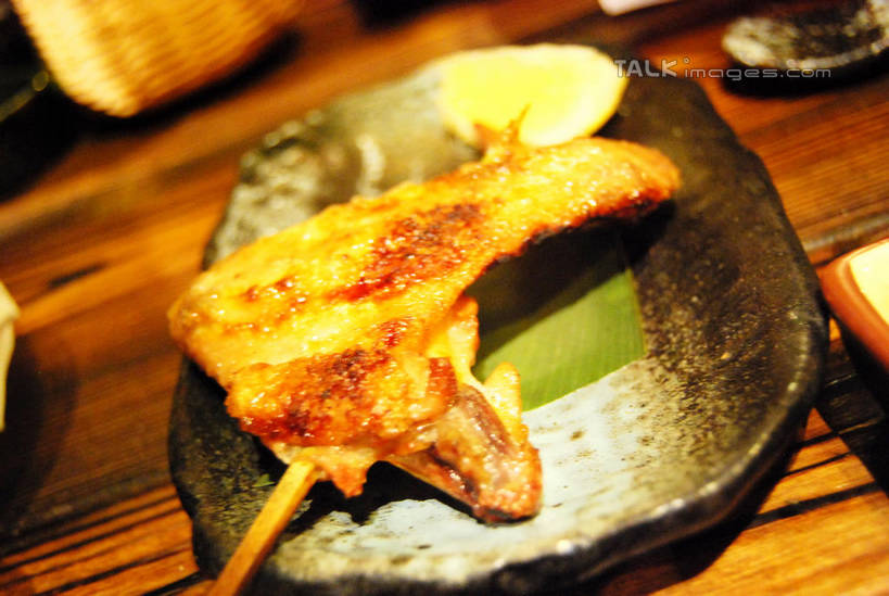 无人,餐厅,横图,俯视,室内,特写,白天,烹饪,桌面,桌子,餐具,阴影,朦胧,模糊,光线,木制,碟子,盘,影子,木桌,灯光,鸡肉,肉,油炸,料理,食品,鸡腿,菜肴,美食,肉类,炸鸡腿,食物,盘子,木制品,碟,佳肴,鸡腿肉,肉食,彩图,高角度拍摄,餐馆,饭店,饭馆,木桌子,shxw1