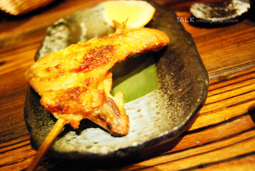 无人,餐厅,横图,俯视,室内,特写,白天,烹饪,桌面,桌子,餐具,阴影,朦胧,模糊,光线,木制,碟子,盘,影子,木桌,灯光,鸡肉,肉,油炸,料理,食品,鸡腿,菜肴,美食,肉类,炸鸡腿,食物,盘子,木制品,碟,佳肴,鸡腿肉,肉食,彩图,高角度拍摄,餐馆,饭店,饭馆,木桌子,shxw1