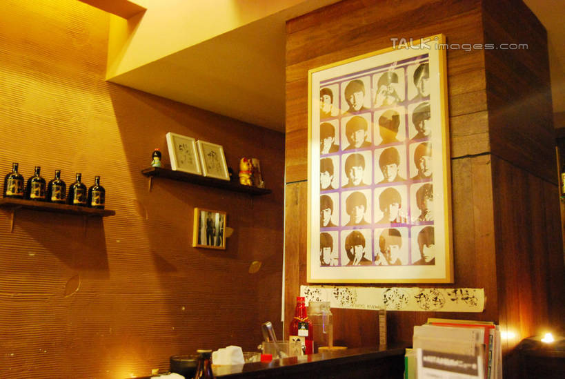 无人,餐厅,横图,室内,白天,正面,绘画,一排,许多,阴影,艺术,整齐,并列,并排,光线,影子,墙,灯光,酒类,很多,古典,置物架,文化,架子,墙壁,墙面,玻璃制品,酒,酒瓶,饮料,排列,玻璃瓶,瓶子,工艺品,品味,美术,高雅,队列,挂画,陈列架,平行,美学,搁架,装饰画,彩图,餐馆,饭店,饭馆,shxw1