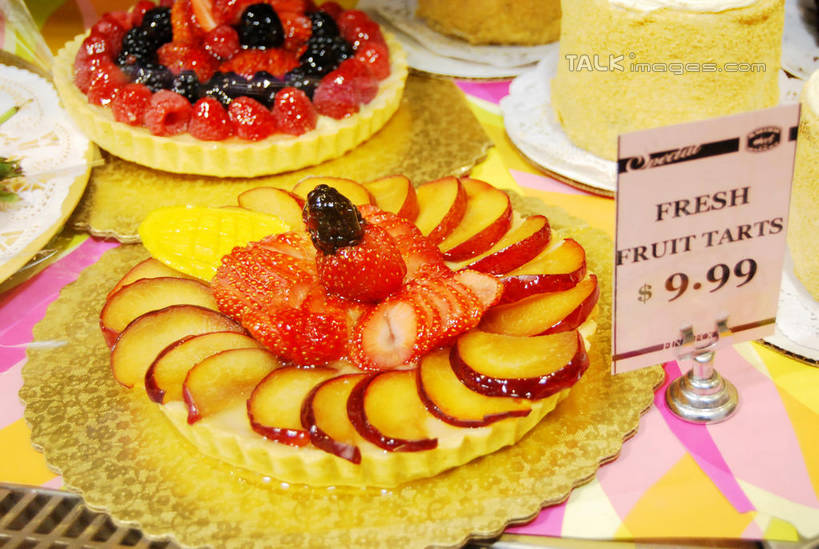 点心,无人,商店,横图,俯视,室内,白天,下午茶,水果,许多,新鲜,英文,标签,标志,电器,数字,文字,字符,字母,生食,食品,果实,水果蛋糕,很多,标识,商铺,冷冻,冷柜,蛋糕店,食物,糕点,冷藏柜,奶油,奶油蛋糕,价格,阿拉伯数字,有机食品,绿色食品,冷藏,储藏,冰柜,英文字母,乳制品,保鲜,市肆,商号,激凌,克林姆,淇淋,磅蛋糕,彩图,高角度拍摄,店铺,蛋糕,面包糕饼店,shxw1