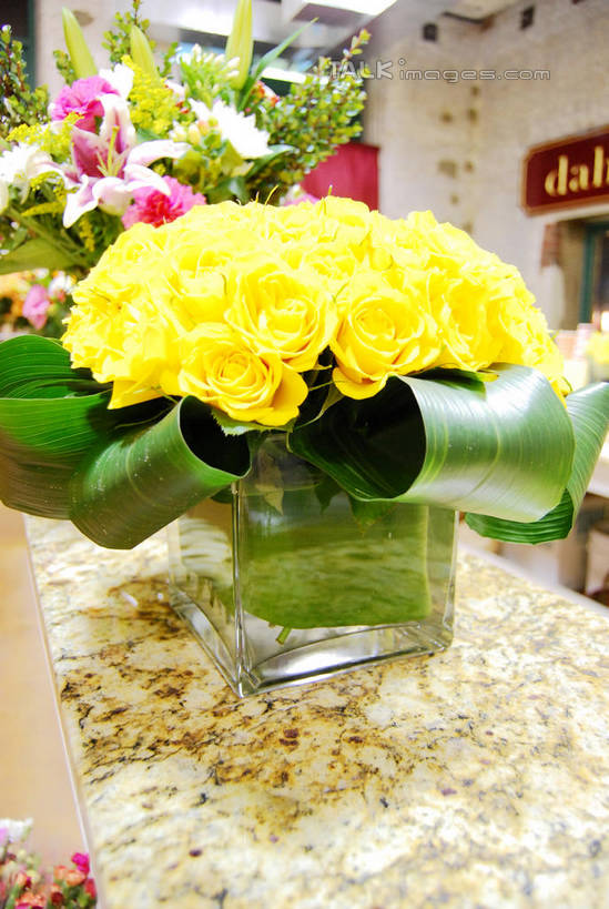 无人,花店,商店,竖图,室内,白天,正面,爱情,幸福,纯洁,热情,玫瑰,花瓶,叶子,盛开,陶瓷,绿叶,玫瑰花,陶瓷制品,浪漫,花蕾,商铺,黄玫瑰,花,花瓣,花朵,鲜花,黄色,瓶子,花苞,花蕊,温暖,温馨,嫩叶,恩爱,和睦,感动,尊敬,市肆,商号,天真,刺玫花,徘徊花,叶,叶片,彩图,店铺,融洽,shxw1