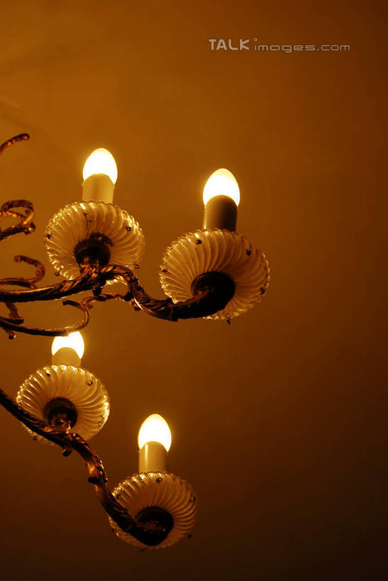 无人,竖图,室内,特写,白天,仰视,天花板,静物,照明,阴影,光线,灯泡,影子,灯光,吊灯,灯,灯具,白炽灯,照亮,照明设备,白炽灯泡,彩图,低角度拍摄,shxw1