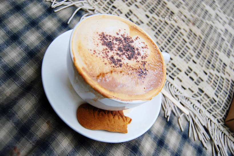 咖啡,无人,横图,俯视,室内,特写,白天,幸福,餐桌,桌子,杯子,餐具,阴影,反射,布料,瓷器,碟子,方格,格子,盘,影子,卡布奇诺,杯垫,咖啡杯,陶瓷制品,一杯,布纹,娱乐,桌布,饮料,两个,盘子,餐巾,垫子,碟,台布,享受,休闲,温馨,放松,乐趣,餐台,提神,舒适,瓷杯,醒脑,软饮料,卡布奇诺咖啡,卡布基诺,餐桌布,彩图,高角度拍摄,卡布基诺咖啡,shxw1