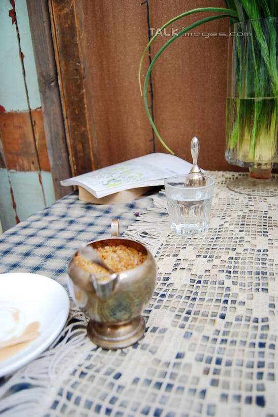 咖啡,无人,竖图,俯视,室内,特写,白天,幸福,餐桌,桌子,杯子,餐具,许多,阴影,朦胧,模糊,反射,布料,瓷器,碟子,方格,格子,盘,影子,卡布奇诺,杯垫,咖啡杯,陶瓷制品,很多,一杯,布纹,娱乐,玻璃制品,桌布,饮料,盘子,餐巾,水杯,垫子,碟,台布,享受,休闲,温馨,放松,乐趣,餐台,提神,舒适,瓷杯,醒脑,软饮料,卡布奇诺咖啡,玻璃杯,卡布基诺,餐桌布,彩图,高角度拍摄,卡布基诺咖啡,shxw1