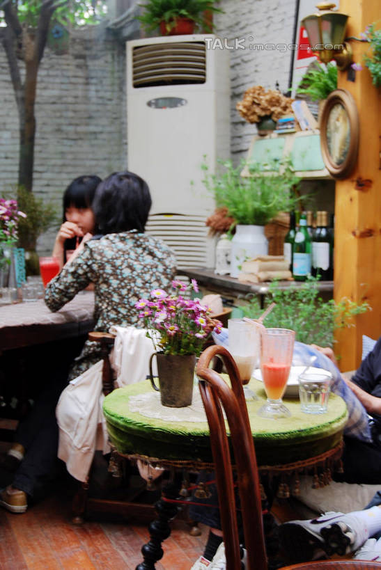 东方人,背部,两个人,伙伴,朋友,坐,竖图,室内,白天,正面,友谊,植物,餐桌,桌子,椅子,亚洲,服装,朦胧,模糊,盛开,电器,盆栽,盆景,花蕾,休闲装,黄种人,空调,花,花瓣,花朵,鲜花,衣服,绿色,自然,花苞,花蕊,休闲,休闲服,服饰,生长,成长,餐台,调节,舒适,家电,家用电器,调整,空气调节器,友情,年轻女性,女人,女性,亚洲人,坐着,半身,彩图,柜式空调,shxw1