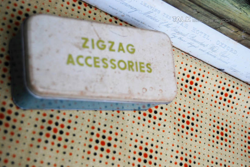 无人,横图,俯视,室内,特写,白天,静物,金属制品,阴影,反射,金属,英文,标志,文字,影子,字符,字母,标识,一个,容器,单个,储藏,铁盒,英文字母,储存,彩图,高角度拍摄,贮存,shxw1