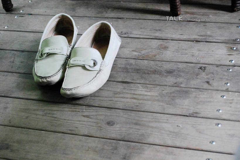 无人,横图,俯视,室内,特写,白天,鞋,地板,静物,鞋子,一双,阴影,反射,影子,皮革,地面,木地板,彩图,高角度拍摄,皮鞋,shxw1