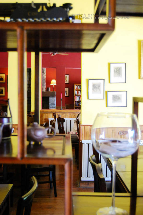 无人,餐厅,竖图,室内,白天,正面,绘画,桌面,桌子,杯子,阴影,朦胧,模糊,艺术,反射,木制,高脚杯,影子,木桌,墙,红酒杯,古典,文化,墙壁,墙面,玻璃制品,酒杯,木制品,工艺品,品味,美术,高雅,葡萄酒杯,挂画,美学,玻璃杯,装饰画,彩图,餐馆,饭店,饭馆,木桌子,shxw1