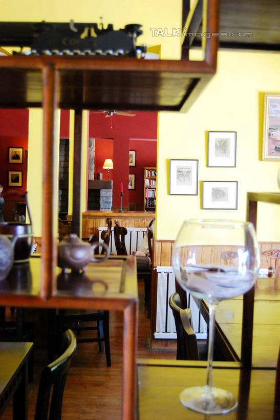 无人,餐厅,竖图,室内,白天,正面,绘画,桌面,桌子,杯子,阴影,朦胧,模糊,艺术,反射,木制,高脚杯,影子,木桌,墙,红酒杯,古典,文化,墙壁,墙面,玻璃制品,酒杯,木制品,工艺品,品味,美术,高雅,葡萄酒杯,挂画,美学,玻璃杯,装饰画,彩图,餐馆,饭店,饭馆,木桌子,shxw1