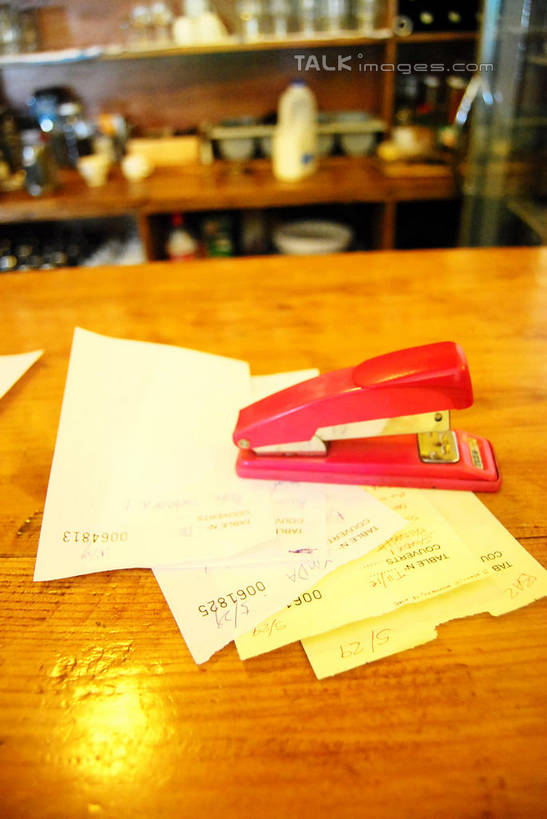 无人,酒吧,竖图,俯视,室内,白天,吧台,餐桌,桌面,桌子,许多,连接,阴影,组合,朦胧,模糊,反射,木制,影子,木桌,办公用品,订书机,很多,置物架,架子,木制品,服务台,餐台,账单,链接,装订,票据,拼接,杠杆,拼凑,发票,陈列架,小票,订书器,拼合,凑集,聚合,撮合,链结,缝合,搁架,彩图,高角度拍摄,酒吧间,酒馆,酒吧台,木桌子,收据,shxw1