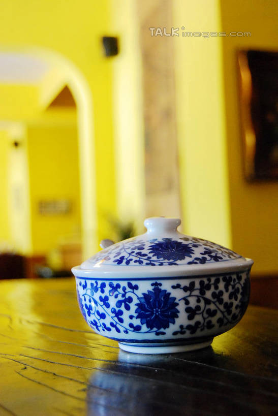 无人,餐厅,竖图,室内,特写,白天,正面,桌面,桌子,静物,阴影,朦胧,模糊,艺术,反射,木制,瓷器,影子,手工艺品,陶瓷,木桌,墙,陶瓷制品,文化,传统,墙壁,墙面,一个,黄色,蓝色,木制品,容器,工艺品,碗,单个,储藏,青花瓷,高雅,储存,自信心,品位,磁器,白地青花瓷,青花,彩图,餐馆,饭店,饭馆,木桌子,贮存,shxw1