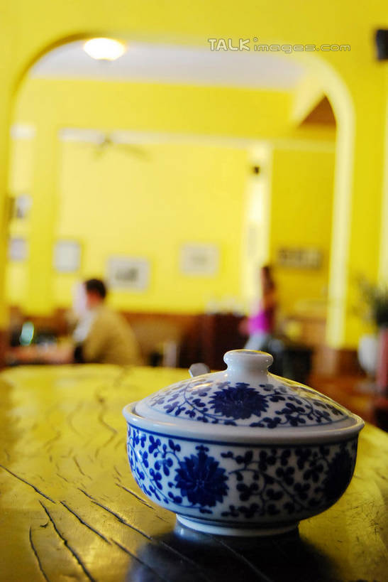 无人,餐厅,竖图,室内,特写,白天,正面,桌面,桌子,静物,阴影,朦胧,模糊,艺术,反射,木制,瓷器,影子,手工艺品,陶瓷,木桌,墙,陶瓷制品,文化,传统,墙壁,墙面,一个,黄色,蓝色,木制品,容器,工艺品,碗,单个,储藏,青花瓷,高雅,储存,自信心,品位,磁器,白地青花瓷,青花,彩图,餐馆,饭店,饭馆,木桌子,贮存,shxw1