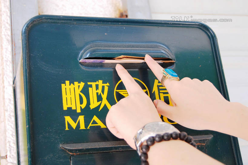 东方人,手,一个人,横图,室外,特写,白天,正面,爱情,亚洲,双手,仅一个年轻女性,仅一个女性,仅一个人,握,时间,传递,信息,英文,标志,时钟,手表,文字,邮件,字符,字母,浪漫,联系,拿,计时,拿着,黄种人,标识,邮筒,邮箱,装饰品,戒指,饰品,手链,首饰,钟表,手部,汉字,表,恩爱,联络,握着,邮递,通信,手镯,信件,英文字母,腕表,信物,权利,中文,镯子,邮政,念珠,国文,华文,手饰,念佛珠,数珠,诵珠,年轻女性,女人,女性,亚洲人,钟,半身,彩图,shxw1