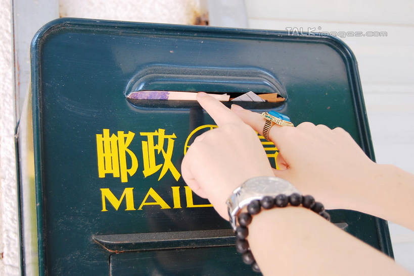 东方人,手,一个人,横图,室外,特写,白天,正面,爱情,亚洲,双手,仅一个年轻女性,仅一个女性,仅一个人,握,时间,传递,信息,英文,标志,时钟,手表,文字,邮件,字符,字母,浪漫,联系,拿,计时,拿着,黄种人,标识,邮筒,邮箱,装饰品,戒指,饰品,手链,首饰,钟表,手部,汉字,表,恩爱,联络,握着,邮递,通信,手镯,信件,英文字母,腕表,信物,权利,中文,镯子,邮政,念珠,国文,华文,手饰,念佛珠,数珠,诵珠,年轻女性,女人,女性,亚洲人,钟,半身,彩图,shxw1