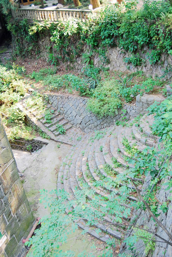 无人,竖图,俯视,室外,白天,旅游,度假,石头,美景,植物,楼梯,石子,阶梯,景观,常春藤,爬山虎,草药,娱乐,中药,台阶,自然,享受,休闲,景色,放松,自然风光,药材,中草药,爬墙虎,中药材,本草,地锦,趴山虎,巴山虎,石块,岩石,彩图,高角度拍摄,常青藤,shxw1