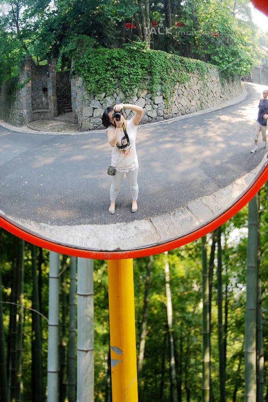 东方人,一个人,无人,摄影师,站,竖图,室外,白天,正面,旅游,度假,纯洁,安全,美景,镜子,竹子,相机,亚洲,仅一个年轻女性,仅一个女性,仅一个人,握,阴影,服装,反射,光线,影子,景观,竹林,反光镜,交通,拿,拿着,休闲装,黄种人,娱乐,拍照,衣服,阳光,自然,数码相机,站着,享受,休闲,休闲服,景色,放松,握着,摄影,服饰,镜像,高雅,生命,镜面,自然风光,光学,奉献,质朴,凸面镜,正直,担当,年轻女性,女人,女性,亚洲人,照相机,竹,站立,彩图,全身,照相,奋进,操守,四君子,岁寒三友,性坚,虚怀,虚心,善群,卓尔,广角镜,shxw1