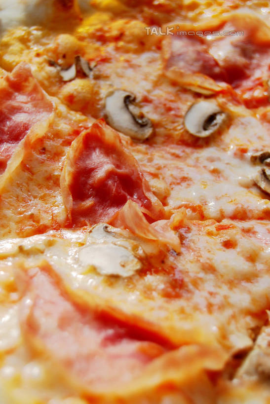 无人,餐厅,竖图,俯视,室外,特写,白天,烹饪,西餐,蔬菜,阴影,朦胧,模糊,新鲜,光线,影子,菌菇,香菇,肉,料理,食品,披萨,匹萨,菌类,菜肴,美食,肉类,食物,阳光,快餐,食用菌,西式,佳肴,有机食品,绿色食品,比萨,真菌,肉食,西式快餐,垃圾食品,意大利薄饼,椎茸,彩图,高角度拍摄,餐馆,饭店,饭馆,平庄菇,香菌,香蕈,shxw1