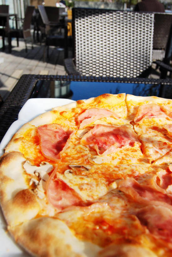 无人,餐厅,竖图,俯视,室外,特写,白天,烹饪,西餐,餐桌,桌子,蔬菜,切开,阴影,新鲜,光线,影子,菌菇,香菇,肉,料理,食品,披萨,匹萨,菌类,菜肴,美食,肉类,食物,阳光,快餐,切,食用菌,西式,佳肴,有机食品,绿色食品,餐台,比萨,真菌,剖面,肉食,西式快餐,垃圾食品,切面,意大利薄饼,椎茸,彩图,高角度拍摄,餐馆,饭店,饭馆,平庄菇,香菌,香蕈,shxw1