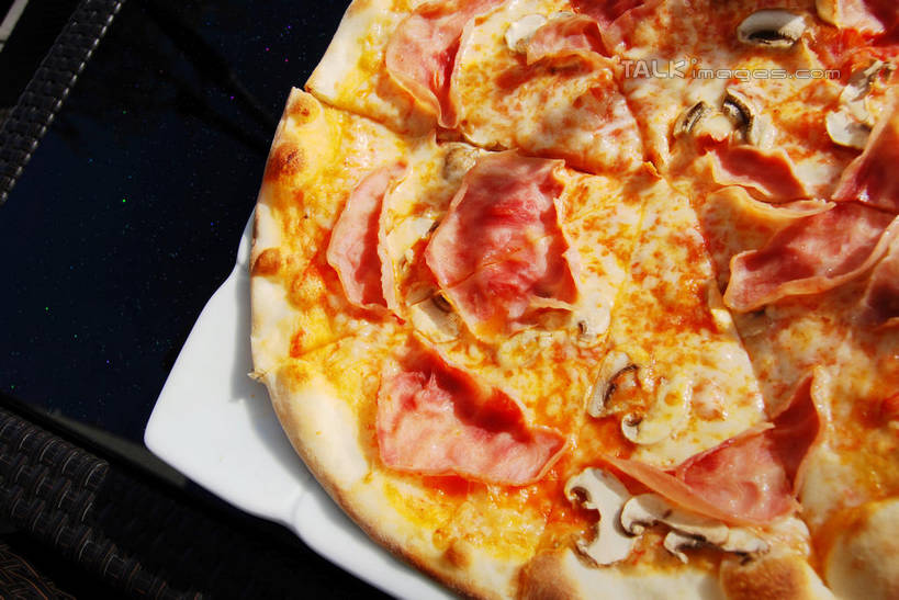 无人,餐厅,横图,俯视,室外,特写,白天,烹饪,西餐,餐桌,桌子,蔬菜,切开,阴影,新鲜,光线,影子,菌菇,香菇,肉,料理,食品,披萨,匹萨,菌类,菜肴,美食,肉类,食物,阳光,快餐,切,食用菌,西式,佳肴,有机食品,绿色食品,餐台,比萨,真菌,剖面,肉食,西式快餐,垃圾食品,切面,意大利薄饼,椎茸,彩图,高角度拍摄,餐馆,饭店,饭馆,平庄菇,香菌,香蕈,shxw1