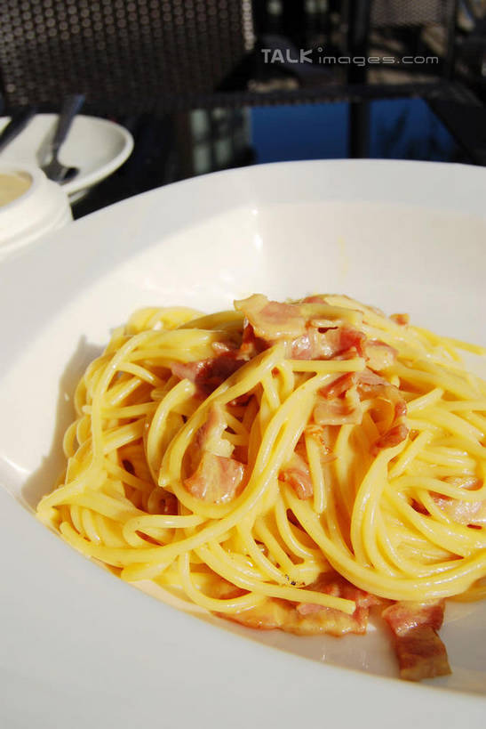 面食,面条,意大利面,无人,餐厅,竖图,俯视,室外,特写,白天,西餐,餐桌,桌子,餐具,阴影,光线,碟子,盘,影子,调料,酱料,酱汁,面,肉,佐料,料理,食品,调味品,调味料,肉酱,肉糜,肉末,酱,肉类,食物,一个,阳光,盘子,碟,西式,单个,餐台,肉食,意粉,意面,彩图,高角度拍摄,餐馆,饭店,饭馆,shxw1