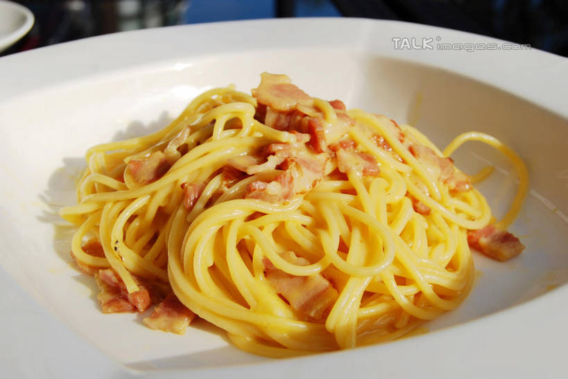 面食,面条,意大利面,无人,餐厅,横图,俯视,室外,特写,白天,西餐,餐桌,桌子,餐具,阴影,光线,碟子,盘,影子,调料,酱料,酱汁,面,肉,佐料,料理,食品,调味品,调味料,肉酱,肉糜,肉末,酱,肉类,食物,一个,阳光,盘子,碟,西式,单个,餐台,肉食,意粉,意面,彩图,高角度拍摄,餐馆,饭店,饭馆,shxw1