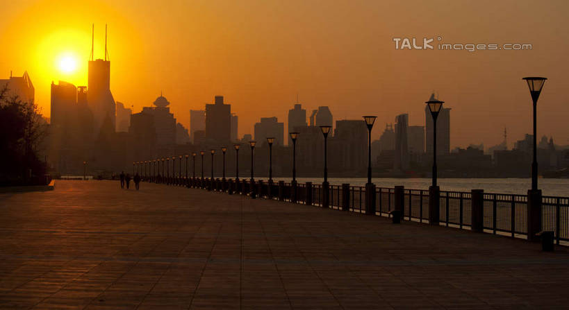 无人,高楼大厦,栏杆,横图,全景,室外,白天,正面,度假,河流,美景,日落,水,天际线,植物,城市风光,标志建筑,城市,大厦,道路,地标,建筑,路,路灯,摩天大楼,公路,照明,上海,中国,亚洲,一排,整齐,河水,景观,水流,晚霞,霞光,落日,围栏,灯光,交通,背光,娱乐,建设,黄浦江,浦东,护栏,灯,树,树木,排列,绿色,天空,自然,黄昏,天,享受,休闲,景色,彩霞,放松,生长,成长,照亮,申,照明设备,队列,逆光,陆家嘴,浦东新区,东亚,滨江大道,上海市,中华人民共和国,沪,华东地区,夕照,薄暮,夕阳,马路,彩图,傍晚,大楼,高层建筑,高楼,摩天楼,斜阳,shyj1