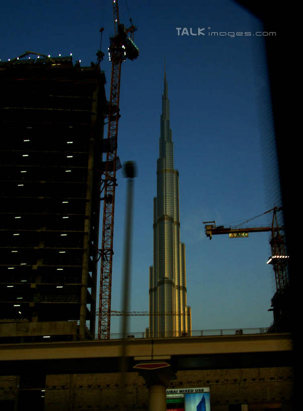 无人,高楼大厦,竖图,室外,白天,仰视,度假,美景,城市风光,标志建筑,城市,大厦,地标,建筑,摩天大楼,阿联酋,亚洲,景观,娱乐,建设,蓝色,蓝天,天空,天,享受,休闲,景色,放松,晴朗,西亚,阿拉伯联合酋长国,迪拜,万里无云,迪拜塔,哈利法塔,比斯迪拜塔,杜拜,迪拜大厦,晴空,晴空万里,彩图,低角度拍摄,大楼,高层建筑,高楼,摩天楼,shyj1