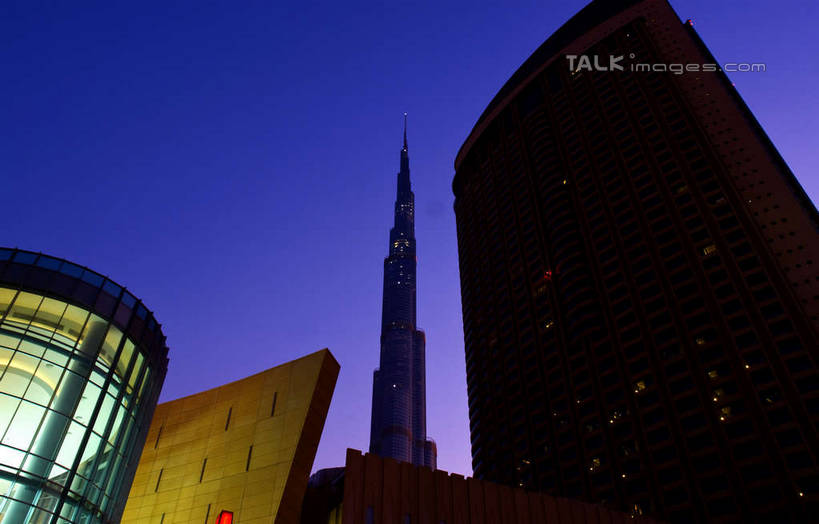 无人,高楼大厦,横图,室外,夜晚,仰视,度假,美景,窗户,城市风光,标志建筑,城市,大厦,地标,建筑,摩天大楼,夜景,阿联酋,亚洲,阴影,光线,影子,墙,景观,灯光,娱乐,建设,玻璃窗,墙壁,墙面,蓝色,蓝天,天空,天,享受,休闲,景色,放松,西亚,阿拉伯联合酋长国,迪拜,迪拜塔,哈利法塔,比斯迪拜塔,杜拜,迪拜大厦,彩图,低角度拍摄,大楼,高层建筑,高楼,摩天楼,shyj1