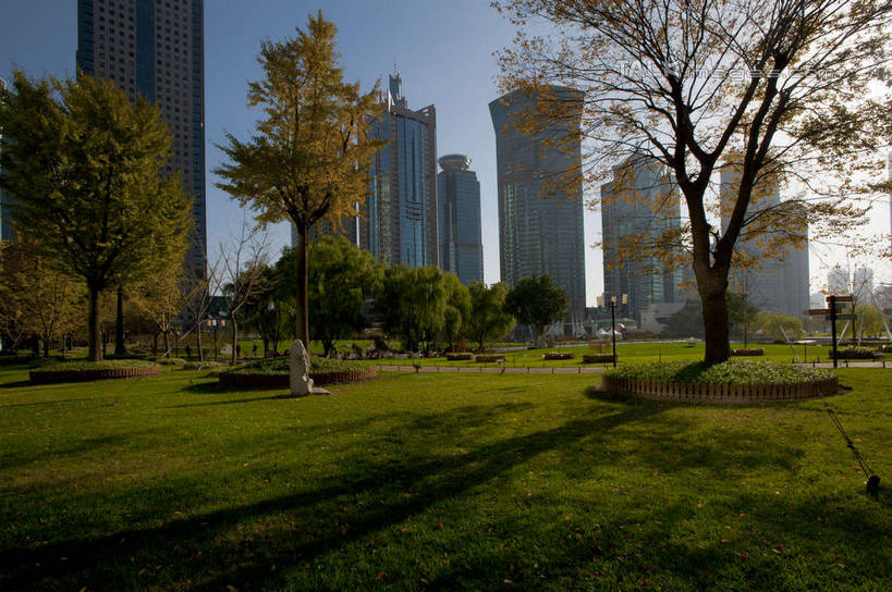 无人,高楼大厦,横图,室外,白天,正面,度假,草地,草坪,美景,植物,城市风光,标志建筑,城市,大厦,地标,建筑,摩天大楼,上海,中国,亚洲,阴影,光线,影子,景观,娱乐,建设,浦东,草,树,树木,蓝色,绿色,蓝天,天空,阳光,自然,天,享受,休闲,景色,放松,生长,晴朗,成长,申,金融中心,陆家嘴,陆家嘴金融贸易区,浦东新区,东亚,上海市,万里无云,中华人民共和国,沪,华东地区,陆家嘴中心绿地,上海世界金融大厦,上海陆家嘴中心绿地,晴空,晴空万里,彩图,大楼,高层建筑,高楼,摩天楼,华夏银行大厦,世界金融大厦,shyj1