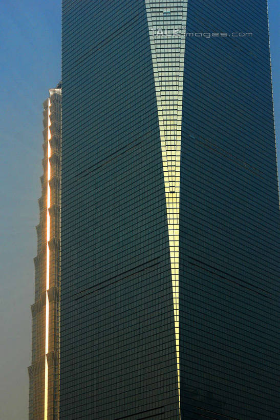 无人,高楼大厦,竖图,室外,白天,仰视,度假,美景,城市风光,标志建筑,城市,大厦,地标,建筑,摩天大楼,上海,中国,亚洲,阴影,光线,影子,墙,景观,娱乐,建设,金茂大厦,浦东,墙壁,墙面,蓝色,蓝天,天空,阳光,天,享受,休闲,景色,放松,环球金融中心,晴朗,申,陆家嘴,浦东新区,上海环球金融中心,东亚,上海市,万里无云,中华人民共和国,沪,华东地区,环球金融中心大厦,晴空,晴空万里,彩图,低角度拍摄,大楼,高层建筑,高楼,摩天楼,shyj1