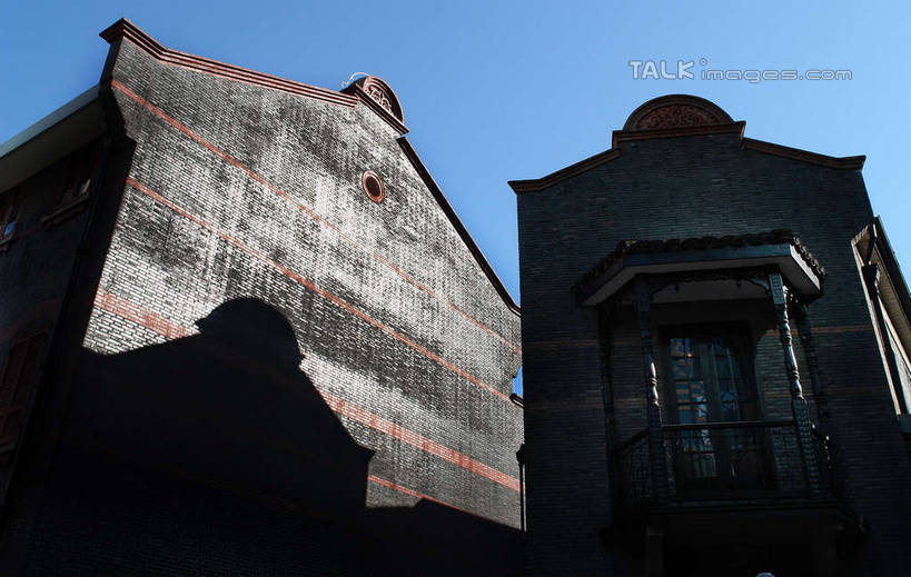 无人,家,横图,室外,白天,仰视,旅游,度假,名胜古迹,标志建筑,地标,建筑,上海,中国,亚洲,阴影,遗迹,光线,影子,房屋,墙,屋子,古迹,文物,娱乐,建设,古建筑,楼房,墙壁,墙面,石库门,住宅,蓝色,蓝天,天空,阳光,天,享受,休闲,旅游胜地,放松,晴朗,新天地,申,卢湾区,古文明,东亚,上海市,万里无云,中华人民共和国,沪,华东地区,上海新天地,晴空,晴空万里,彩图,低角度拍摄,房子,shyj1