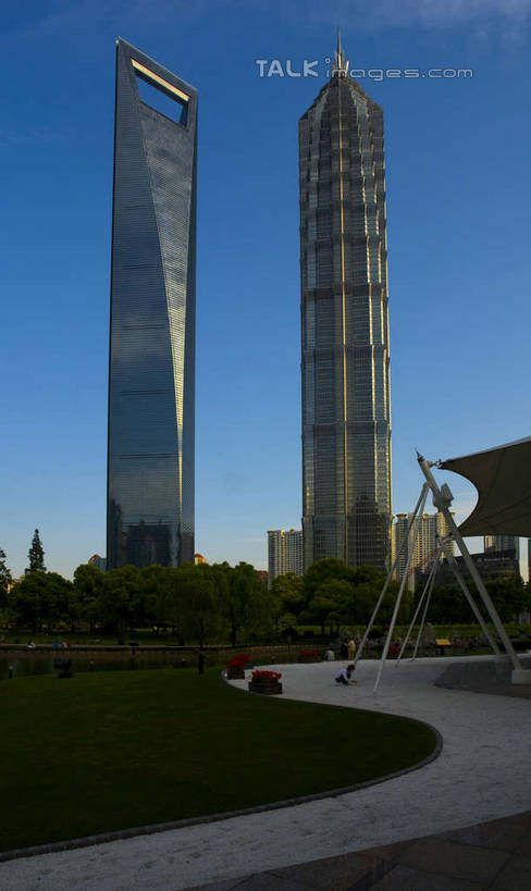 无人,高楼大厦,竖图,室外,白天,正面,度假,草地,草坪,美景,植物,城市风光,标志建筑,城市,大厦,地标,建筑,摩天大楼,上海,中国,亚洲,阴影,光线,影子,景观,娱乐,建设,金茂大厦,浦东,草,树,树木,蓝色,绿色,蓝天,天空,阳光,自然,天,享受,休闲,景色,放松,环球金融中心,生长,晴朗,成长,申,陆家嘴,浦东新区,上海环球金融中心,东亚,上海市,万里无云,中华人民共和国,沪,华东地区,陆家嘴中心绿地,上海陆家嘴中心绿地,环球金融中心大厦,晴空,晴空万里,彩图,大楼,高层建筑,高楼,摩天楼,shyj1