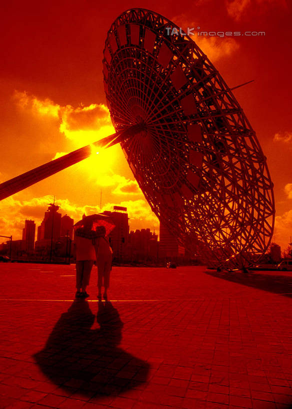 无人,高楼大厦,竖图,室外,白天,正面,度假,美景,日落,城市风光,标志建筑,城市,大厦,地标,建筑,摩天大楼,雕塑,上海,中国,亚洲,艺术,装饰,雕刻,雕像,景观,晚霞,霞光,落日,背光,娱乐,建设,浦东,黄昏,工艺品,享受,休闲,景色,彩霞,放松,纪念,美术,申,主题,逆光,陈列,陆家嘴,浦东新区,世纪大道,世纪广场,东亚,上海市,中华人民共和国,沪,华东地区,功能,美学,夕照,薄暮,夕阳,彩图,傍晚,大楼,高层建筑,高楼,摩天楼,上海世纪广场,斜阳,shyj1