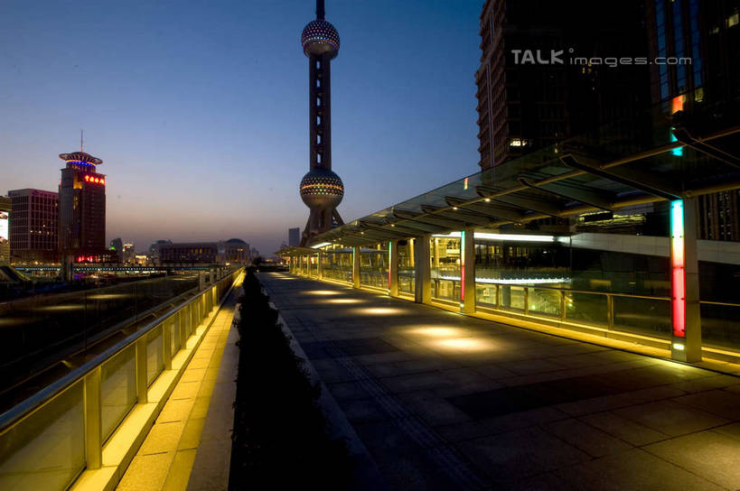 无人,高楼大厦,横图,室外,白天,正面,度假,美景,城市风光,标志建筑,城市,大厦,道路,地标,建筑,路,路灯,摩天大楼,公路,照明,上海,中国,亚洲,阴影,光线,影子,景观,高架,灯光,交通,娱乐,建设,东方明珠,浦东,灯,蓝色,蓝天,天空,天,享受,休闲,景色,放松,照亮,申,照明设备,高架桥,黄浦区,浦东新区,东亚,东方明珠广播电视塔,东方明珠电视塔,上海海关大楼,滨江大道,海关大楼,上海国际会议中心,中山东一路,上海市,高架道路,跨线桥,中华人民共和国,沪,华东地区,彩图,大楼,高层建筑,高楼,摩天楼,shyj1