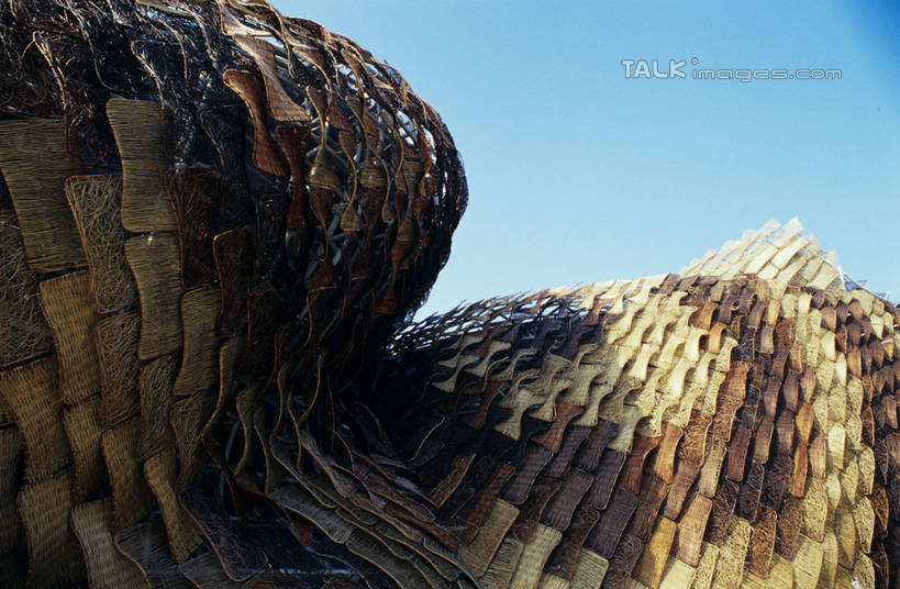 无人,横图,室外,白天,仰视,旅游,度假,标志建筑,地标,建筑,上海,中国,亚洲,阴影,光线,纹路,纹理,影子,墙,云,云朵,云彩,娱乐,建设,墙壁,墙面,蓝色,白云,蓝天,天空,阳光,天,享受,休闲,上海世博馆,世博馆,西班牙馆,上海世博会,世博,世博会,旅游胜地,放松,晴朗,申,东亚,世博园,上海市,肌理,中华人民共和国,沪,华东地区,晴空,彩图,低角度拍摄,西班牙国家馆,shylt1