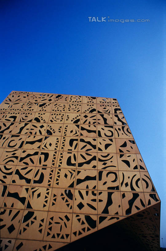 无人,竖图,室外,白天,仰视,旅游,度假,标志建筑,地标,建筑,上海,中国,亚洲,阴影,光线,纹路,纹理,影子,墙,娱乐,建设,墙壁,墙面,蓝色,蓝天,天空,阳光,天,享受,休闲,上海世博馆,世博馆,波兰馆,上海世博会,世博,世博会,旅游胜地,放松,晴朗,申,东亚,世博园,上海市,万里无云,肌理,中华人民共和国,沪,华东地区,晴空,晴空万里,彩图,低角度拍摄,波兰国家馆,shylt1