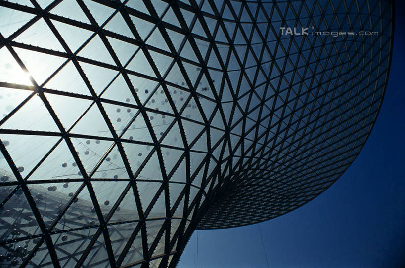 无人,横图,室外,特写,白天,仰视,旅游,度假,窗户,落地窗,标志建筑,地标,建筑,上海,中国,亚洲,一排,许多,阴影,整齐,并列,并排,光线,纹路,纹理,影子,很多,娱乐,建设,玻璃窗,排列,蓝色,蓝天,天空,阳光,天,享受,休闲,上海世博馆,世博馆,瑞士馆,上海世博会,世博,世博会,旅游胜地,放松,晴朗,申,队列,平行,玻璃幕墙,东亚,世博园,上海市,万里无云,肌理,中华人民共和国,沪,华东地区,晴空,晴空万里,彩图,低角度拍摄,瑞士国家馆,shylt1