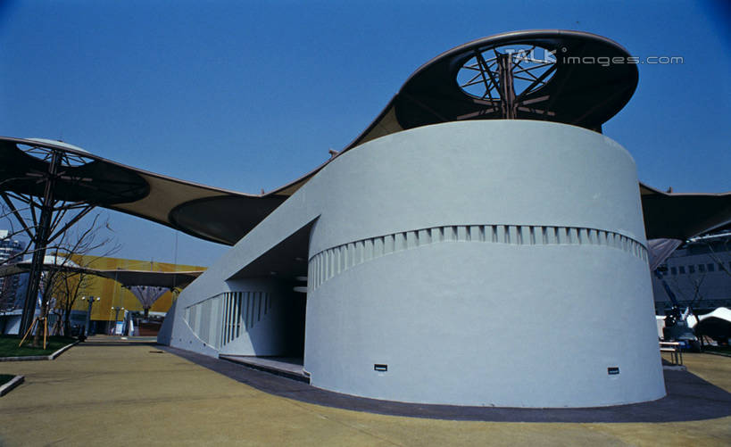 无人,横图,室外,白天,仰视,旅游,度假,植物,标志建筑,地标,建筑,上海,中国,亚洲,阴影,光线,影子,墙,枝条,娱乐,建设,墙壁,墙面,树,树木,树枝,蓝色,绿色,白色,蓝天,天空,阳光,自然,天,享受,休闲,主题馆,世博主题馆,上海世博馆,世博馆,上海世博会,世博,世博会,旅游胜地,放松,生长,晴朗,成长,申,东亚,世博园,上海市,万里无云,中华人民共和国,沪,华东地区,虬枝,枝杈,晴空,晴空万里,彩图,低角度拍摄,shylt1