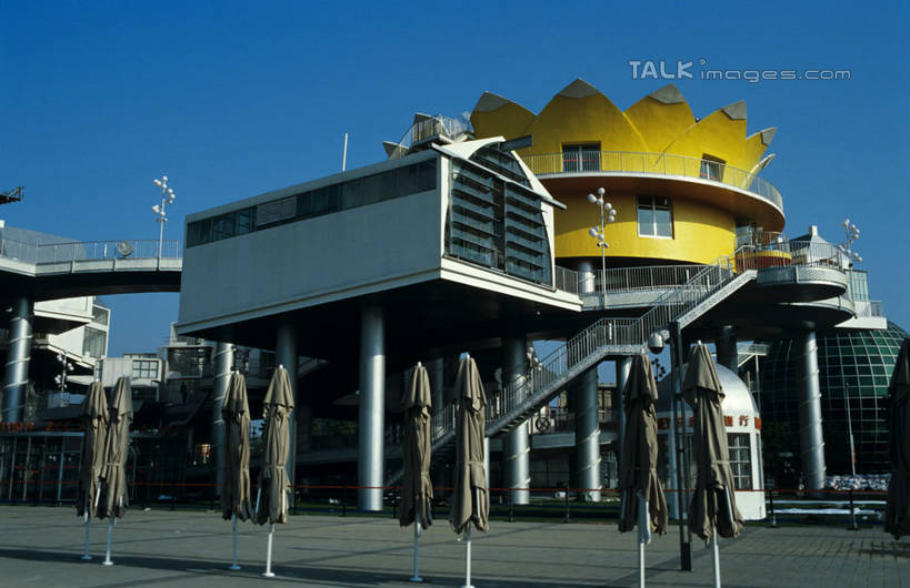 无人,栏杆,横图,室外,白天,正面,旅游,度假,窗户,楼梯,标志建筑,地标,建筑,上海,中国,亚洲,阴影,光线,影子,阶梯,墙,围栏,娱乐,建设,护栏,玻璃窗,墙壁,墙面,台阶,蓝色,蓝天,天空,阳光,天,享受,休闲,上海世博馆,世博馆,荷兰馆,上海世博会,世博,世博会,旅游胜地,放松,晴朗,申,东亚,世博园,上海市,万里无云,中华人民共和国,沪,华东地区,晴空,晴空万里,彩图,荷兰国家馆,shylt1