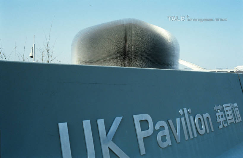 无人,横图,室外,白天,正面,旅游,度假,标志建筑,地标,建筑,上海,中国,亚洲,阴影,光线,英文,标志,文字,影子,字符,字母,墙,娱乐,标识,建设,墙壁,墙面,蓝色,蓝天,天空,阳光,天,享受,休闲,上海世博馆,世博馆,英国馆,上海世博会,世博,世博会,汉字,旅游胜地,放松,晴朗,英文字母,申,中文,东亚,世博园,上海市,万里无云,中华人民共和国,沪,华东地区,国文,华文,种子圣殿,晴空,晴空万里,彩图,shylt1