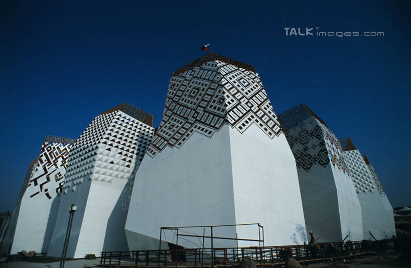 无人,栏杆,横图,室外,白天,仰视,旅游,度假,标志建筑,地标,建筑,路灯,照明,上海,中国,亚洲,阴影,光线,纹路,纹理,影子,墙,围栏,灯光,娱乐,建设,护栏,墙壁,墙面,灯,蓝色,白色,蓝天,天空,阳光,天,享受,休闲,上海世博馆,世博馆,俄罗斯馆,上海世博会,世博,世博会,旅游胜地,放松,晴朗,照亮,申,照明设备,东亚,世博园,上海市,万里无云,肌理,中华人民共和国,沪,华东地区,晴空,晴空万里,彩图,低角度拍摄,俄罗斯国家馆,shylt1