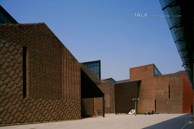 无人,横图,室外,白天,仰视,旅游,度假,标志建筑,道路,地标,建筑,路,路灯,公路,照明,上海,中国,亚洲,阴影,光线,纹路,纹理,影子,墙,灯光,褐色,交通,娱乐,建设,墙壁,墙面,灯,蓝色,蓝天,天空,阳光,天,享受,休闲,上海世博馆,世博馆,案例联合馆,上海世博会,世博,世博会,旅游胜地,放松,晴朗,照亮,申,照明设备,东亚,世博园,上海市,万里无云,肌理,中华人民共和国,沪,华东地区,晴空,晴空万里,马路,彩图,低角度拍摄,联合馆,案例馆,shylt1