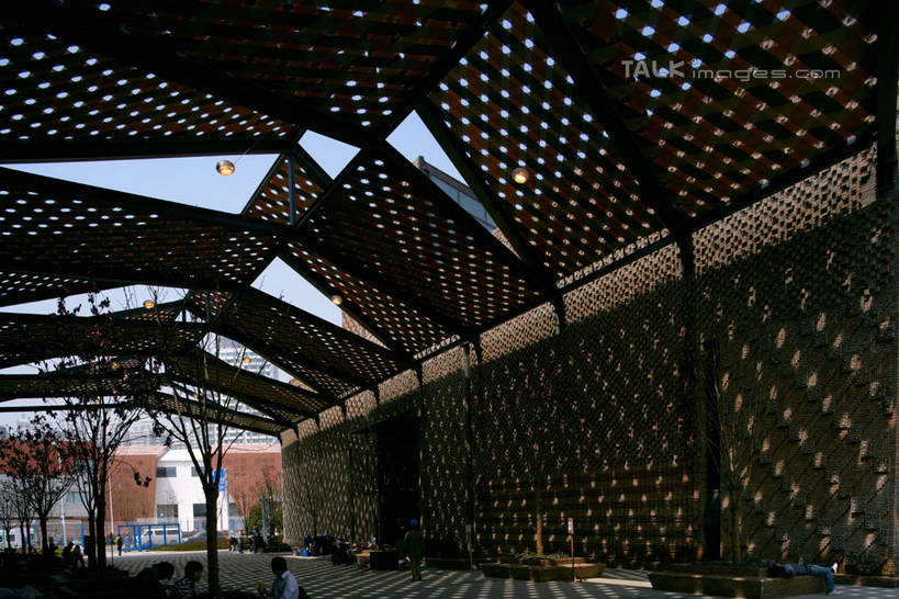 无人,横图,室外,白天,仰视,旅游,度假,植物,天花板,标志建筑,道路,地标,建筑,路,上海,中国,亚洲,阴影,光线,纹路,纹理,影子,墙,小路,褐色,枝条,交通,娱乐,建设,墙壁,墙面,树,树木,树枝,蓝色,绿色,蓝天,天空,阳光,自然,天,享受,休闲,上海世博馆,世博馆,案例联合馆,上海世博会,世博,世博会,旅游胜地,放松,生长,晴朗,成长,申,东亚,世博园,上海市,万里无云,肌理,中华人民共和国,沪,华东地区,虬枝,枝杈,晴空,晴空万里,彩图,低角度拍摄,联合馆,案例馆,shylt1