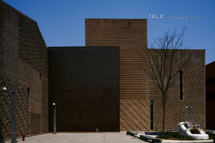 无人,横图,室外,白天,正面,旅游,度假,植物,标志建筑,道路,地标,建筑,路,路灯,照明,上海,中国,亚洲,阴影,光线,影子,墙,小路,灯光,褐色,枝条,交通,娱乐,建设,墙壁,墙面,灯,树,树木,树枝,蓝色,绿色,蓝天,天空,阳光,自然,天,享受,休闲,上海世博馆,世博馆,案例联合馆,上海世博会,世博,世博会,旅游胜地,放松,生长,晴朗,成长,照亮,申,照明设备,东亚,世博园,上海市,万里无云,中华人民共和国,沪,华东地区,虬枝,枝杈,晴空,晴空万里,彩图,联合馆,案例馆,shylt1