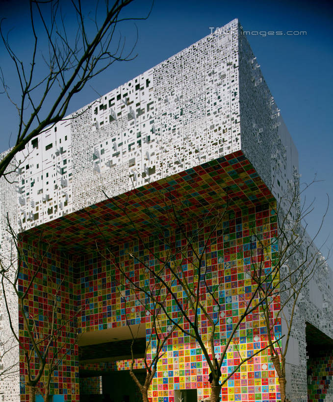 无人,竖图,室外,白天,仰视,旅游,度假,建材,植物,标志建筑,地标,建筑,上海,中国,亚洲,阴影,光线,材料,瓷砖,影子,墙,枝条,娱乐,建设,墙砖,墙壁,墙面,树,树木,树枝,蓝色,绿色,蓝天,天空,阳光,自然,天,享受,休闲,上海世博馆,世博馆,韩国馆,上海世博会,世博,世博会,旅游胜地,放松,建造,生长,晴朗,成长,申,东亚,世博园,上海市,万里无云,中华人民共和国,沪,华东地区,虬枝,枝杈,晴空,晴空万里,彩图,低角度拍摄,墙面砖,韩国国家馆,shylt1